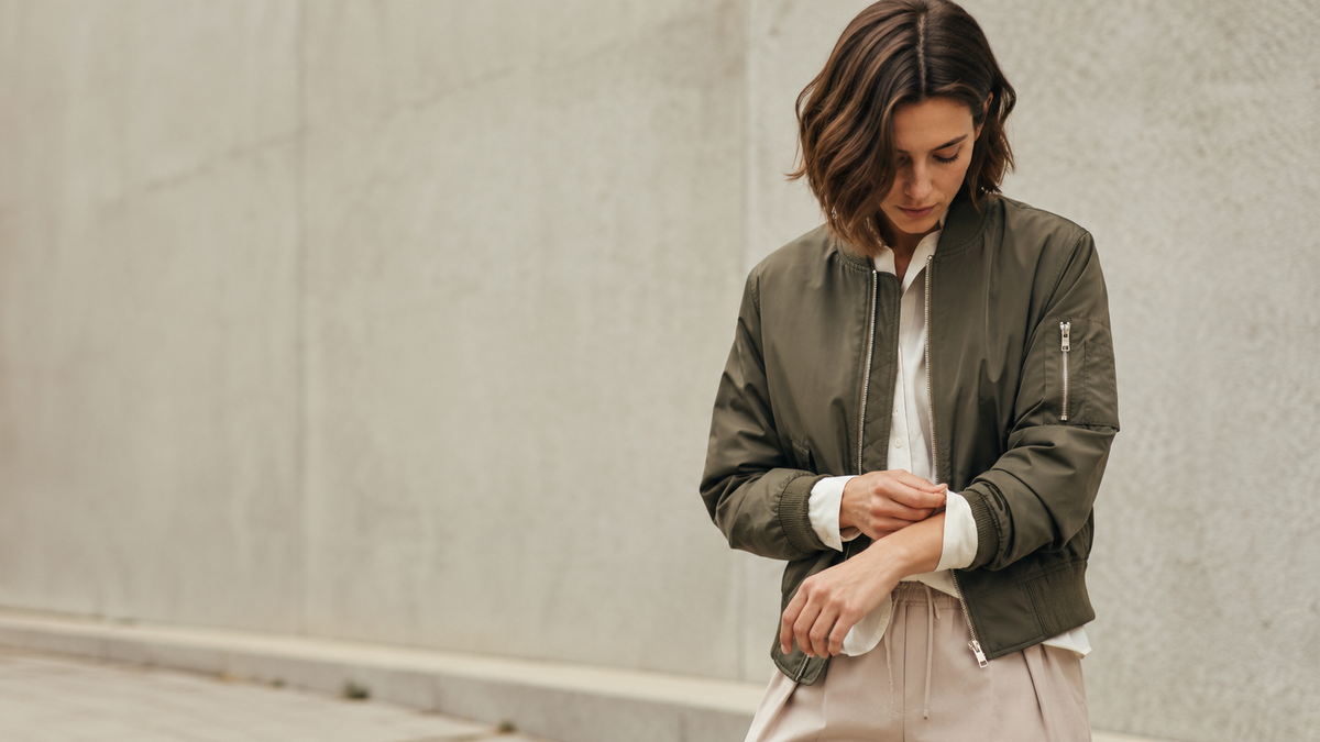 Jaqueta bomber feminina em look casual