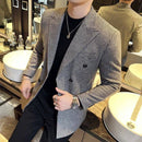 Blazer masculino de luxo em tom escuro e elegante.
