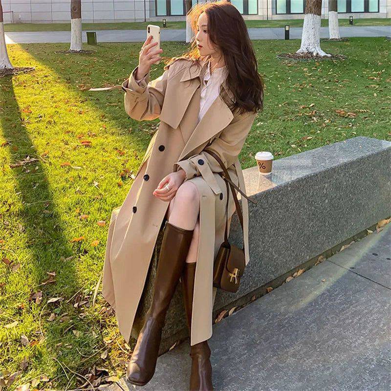 Alt text: "Sobretudo feminino longo midi em tom neutro, elegante e sofisticado."