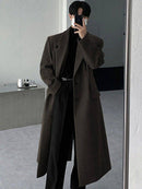 Sobretudo Coreano Masculino Longo marrom escuro com corte reto e elegante, ideal para looks formais de inverno. Disponível na Zellum com frete grátis.