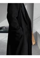 Detalhe do Sobretudo Coreano Masculino Longo preto com botões frontais e tecido encorpado. Peça essencial para o guarda-roupa de inverno masculino.