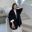 Blazer preto feminino oversized com corte reto e bolsos amplos, ideal para visuais modernos.