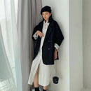 Look sofisticado com blazer preto feminino e vestido branco midi, estilo minimalista.