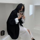 Blazer marrom oversized feminino em ambiente clean, combinação casual com camiseta básica.