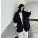 Blazer feminino preto oversized com boina e vestido branco, ideal para looks atemporais.