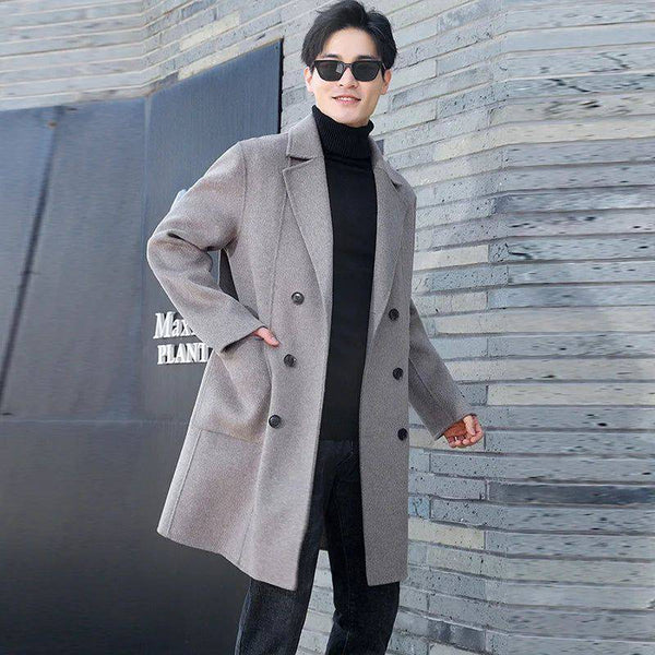 Homem com sobretudo cinza claro, suéter de gola alta preta e óculos escuros, em look urbano casual para o inverno