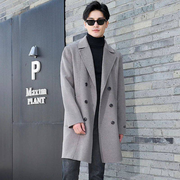 Homem com sobretudo cinza claro, gola alta preta e óculos escuros, em look casual moderno para o inverno