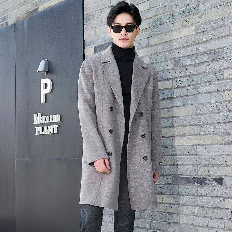 Homem com sobretudo cinza claro, gola alta preta e óculos escuros, em look casual moderno para o inverno