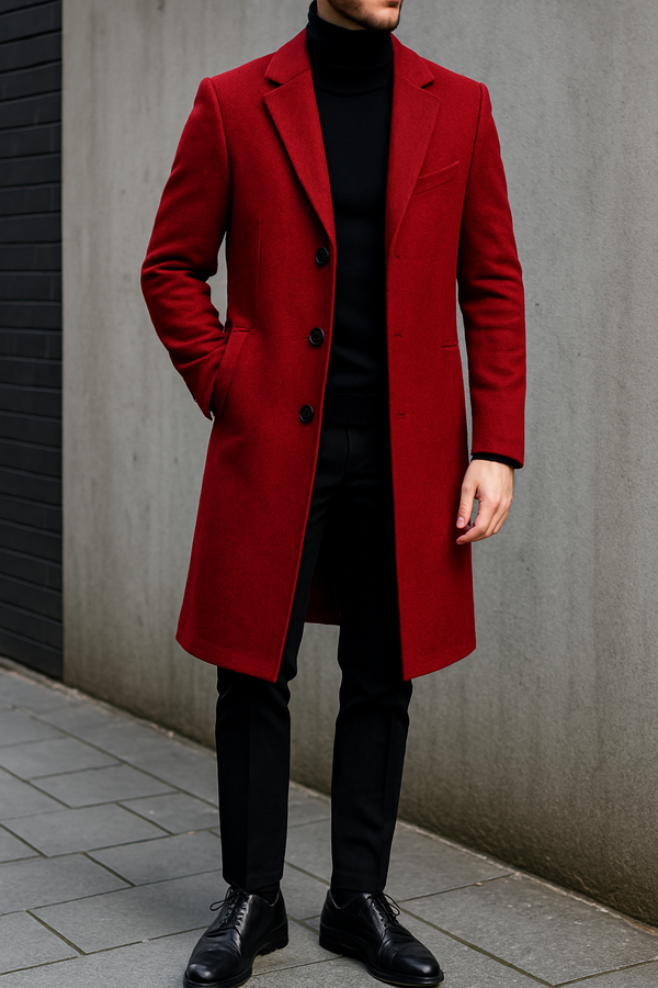 Homem com sobretudo vermelho escuro e roupa preta, em look moderno e marcante para o inverno elegante