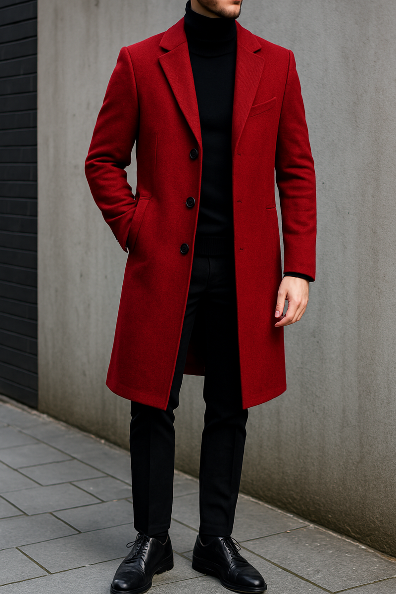 Homem com sobretudo vermelho escuro e roupa preta, em look moderno e marcante para o inverno elegante