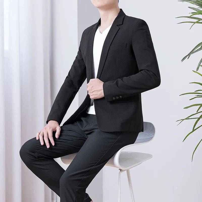 Blazer Executivo Masculino Majesko em tom de azul marinho.