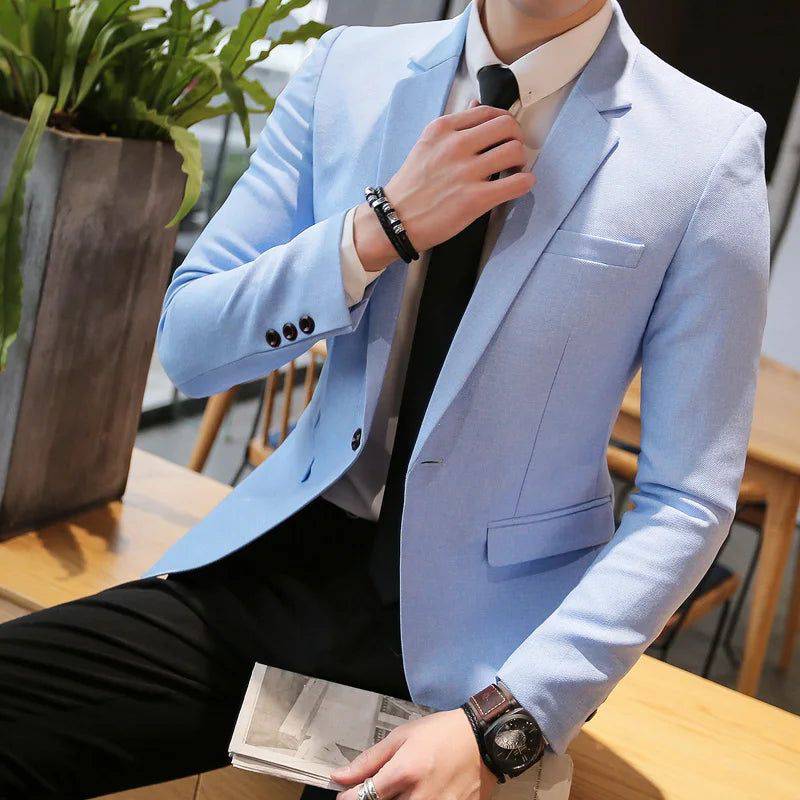 Blazer Executivo Masculino Majesko em tom de azul marinho.