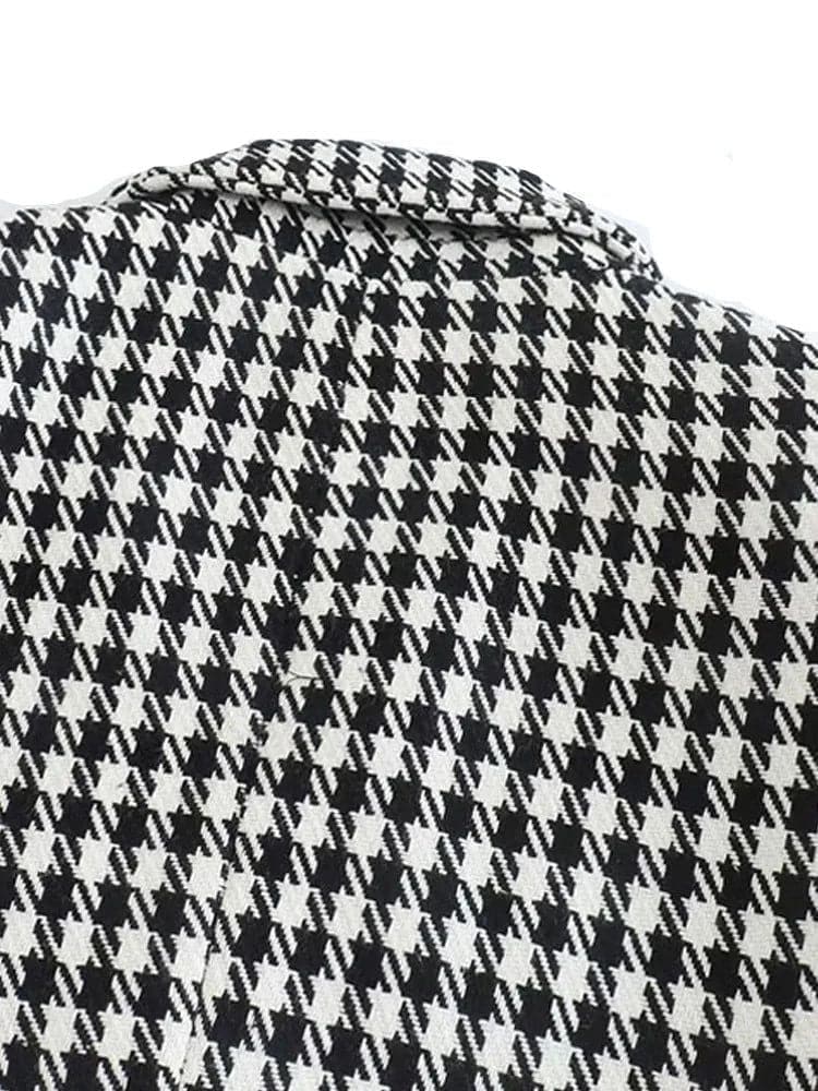 Blazer feminino alfaiataria em tom neutro e tecido sofisticado.
