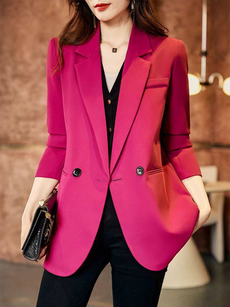 Alt text: Blazer feminino de alfaiataria Enigma em tom clássico.