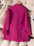 Blazer feminino em alfaiataria na cor preta elegante.