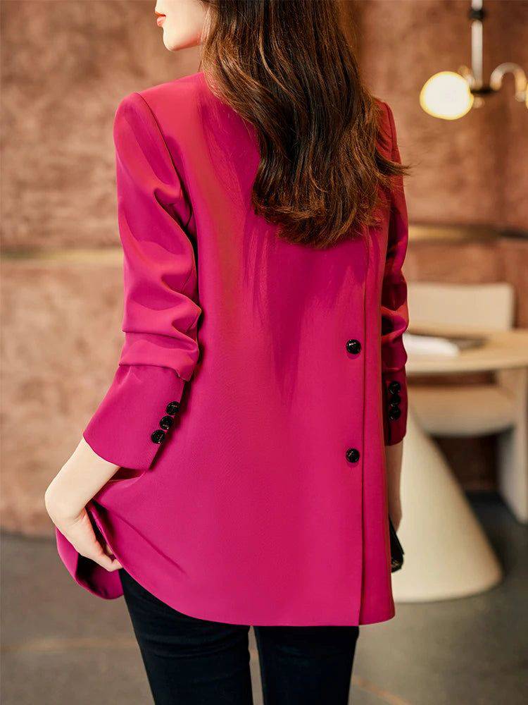 Alt text: Blazer feminino em alfaiataria na cor preta elegante.