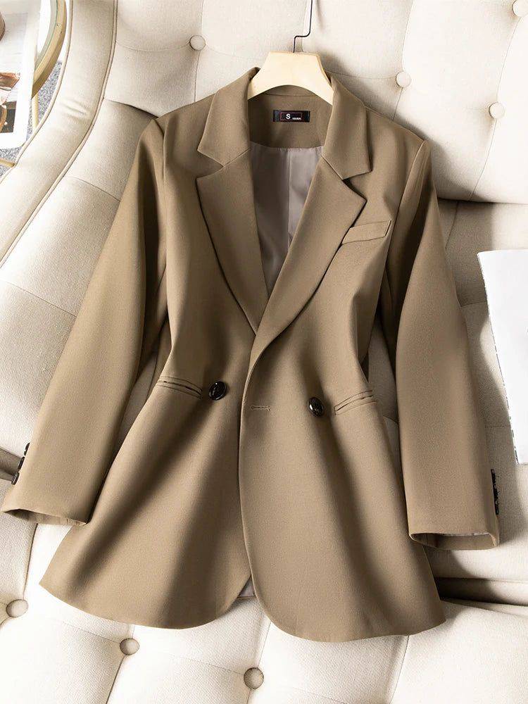 Blazer feminino preto de alfaiataria elegante e versátil.