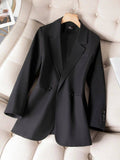 Alt text: Blazer feminino em alfaiataria na cor preta elegante.