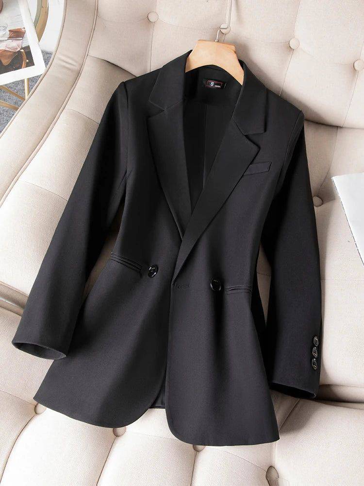 Alt text: Blazer feminino em alfaiataria na cor preta elegante.
