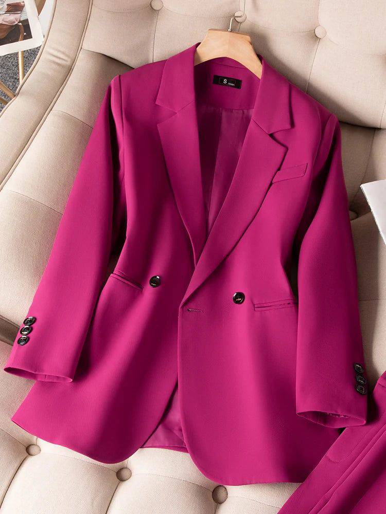 Blazer feminino alfaiataria Enigma em tom neutro e elegante.