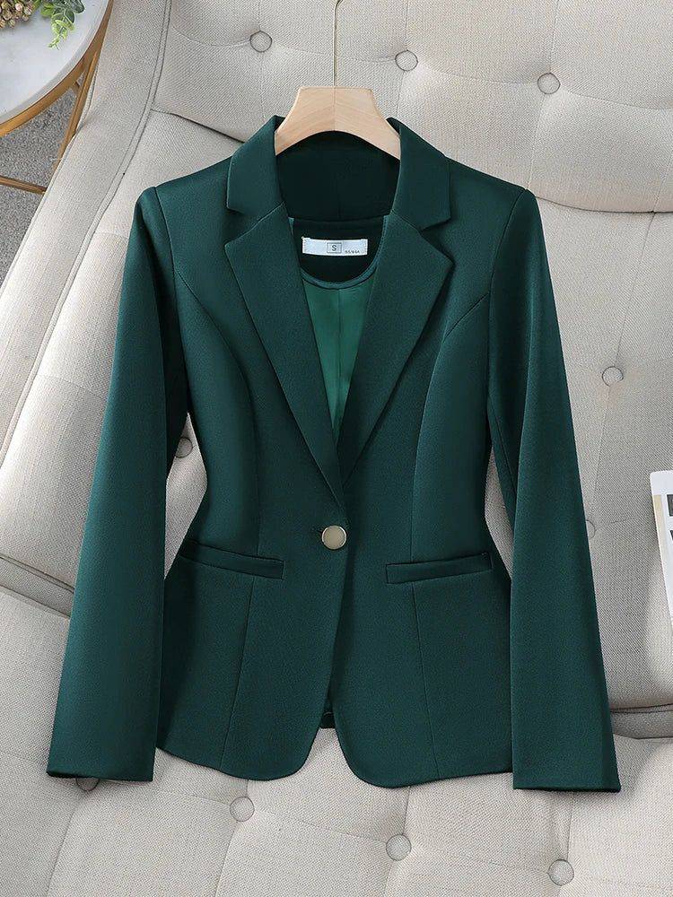 Blazer feminino alfaiataria Noble em tom neutro e elegante.