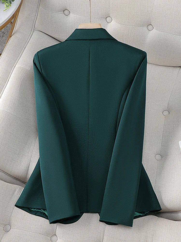 Alt text: Blazer feminino de alfaiataria Noble em tom neutro elegante.