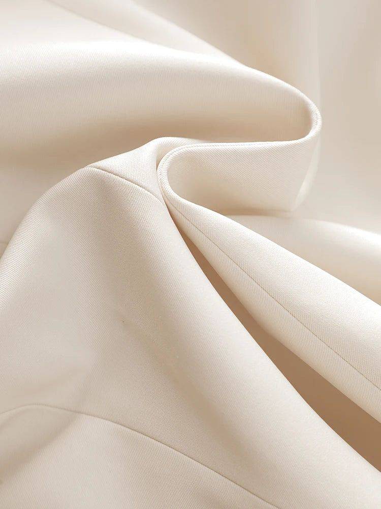 Blazer feminino em alfaiataria na cor preta elegante.