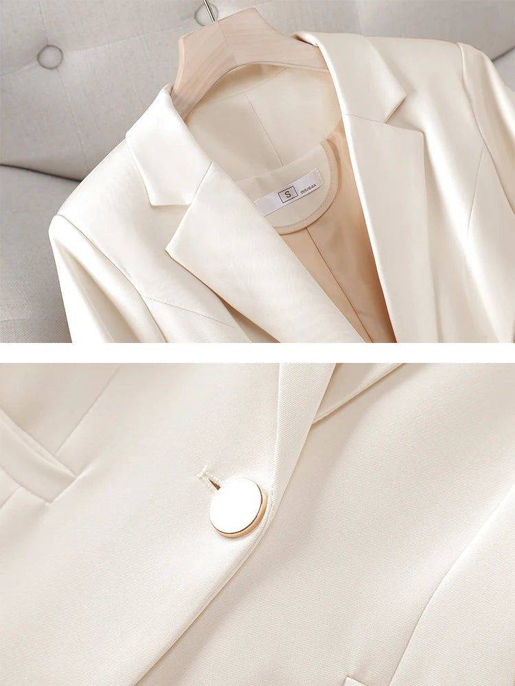 Blazer feminino alfaiataria Noble em tom neutro e elegante.