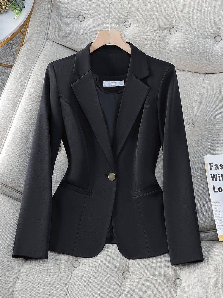 Alt text: Blazer feminino em alfaiataria Noble na cor preta.