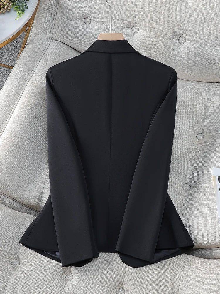 Alt text: Blazer feminino em alfaiataria na cor azul-marinho.
