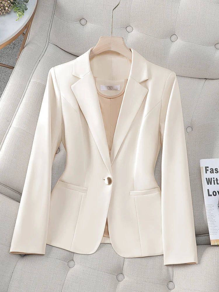 Alt text: Blazer feminino de alfaiataria Noble em tom neutro.