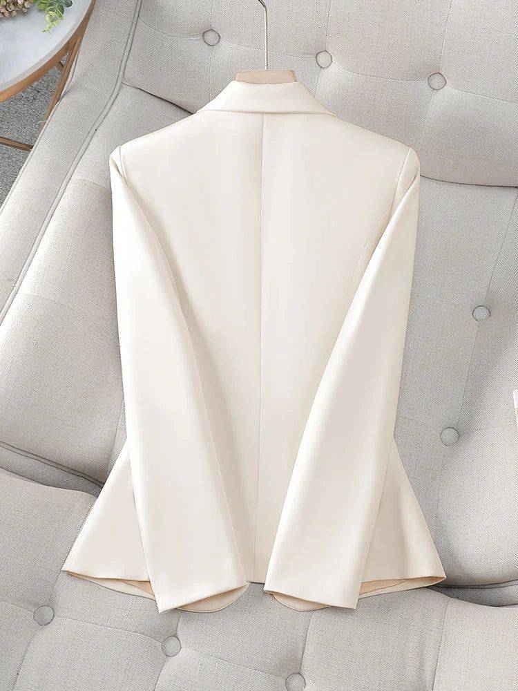 Blazer feminino alfaiataria Noble em tom neutro e elegante.