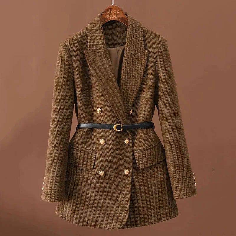 Blazer feminino preto forrado com cinto de tecido elegante.