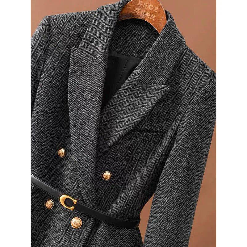 Blazer feminino preto forrado com cinto, elegante e versátil.