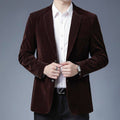 Blazer masculino executivo em tom de azul marinho.