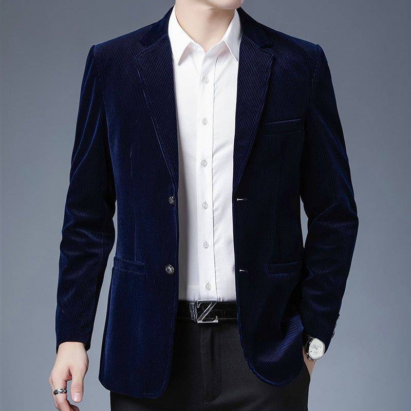 Blazer masculino executivo em azul marinho de tecido premium.