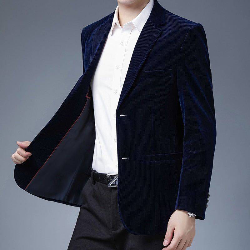 Blazer Masculino Executivo em tom de azul marinho.