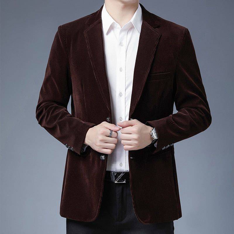 Blazer Masculino Executivo em tom de azul marinho.