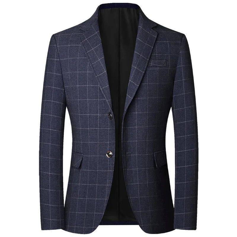 Blazer masculino executivo slim em tom de azul marinho.