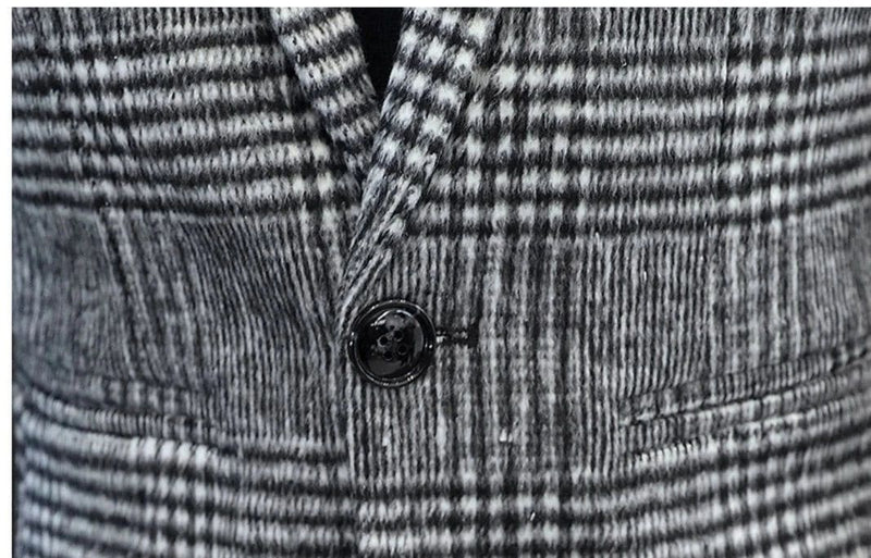 Blazer masculino slim preto com detalhes quadriculados em tecido.