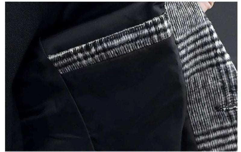 Blazer masculino slim azul marinho com detalhes quadriculados em tecido.