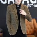 Blazer masculino slim azul marinho com detalhes quadriculados em tecido.
