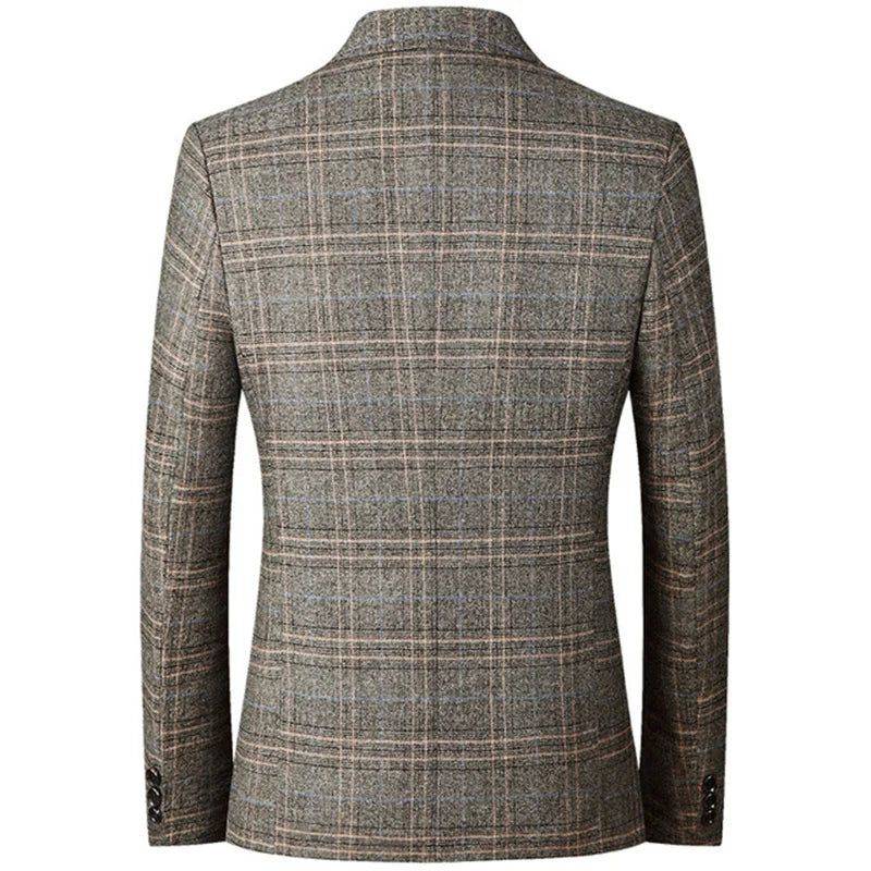 Blazer masculino slim outono em tom neutro e tecido elegante.