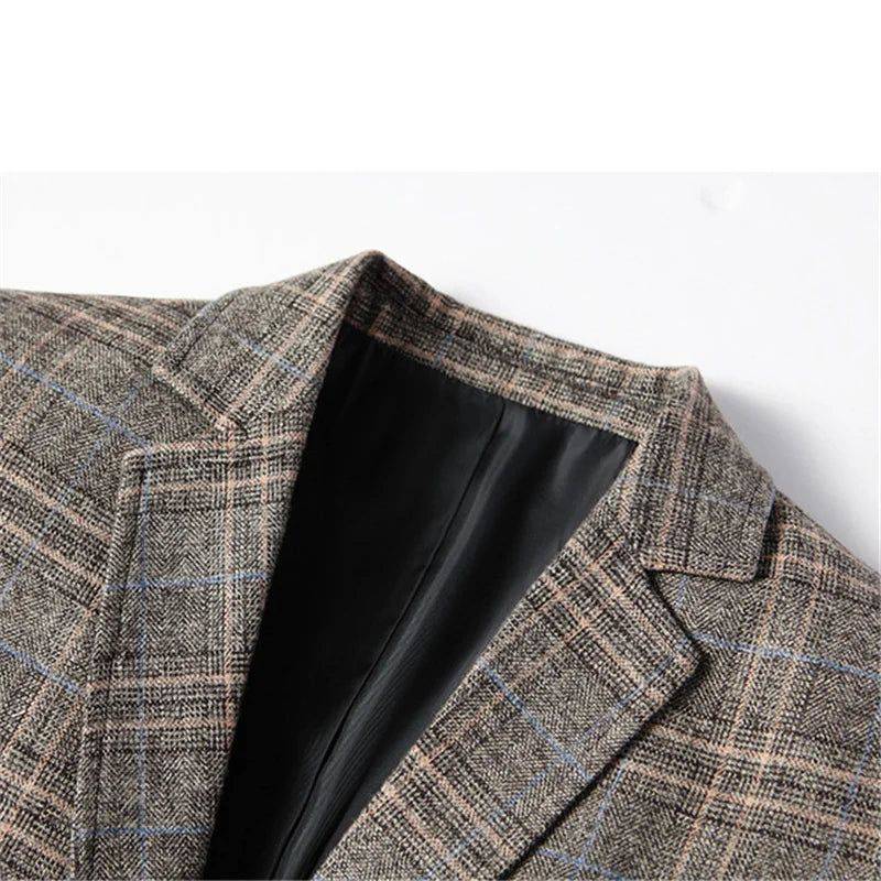 Blazer masculino slim outono em tom neutro e elegante.
