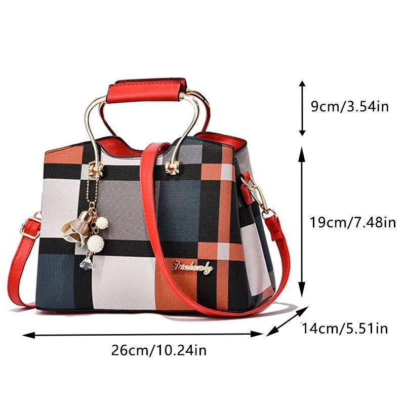 Alt text: Bolsa feminina de couro estruturada xadrez em tons de marrom.