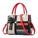 Bolsa tote multicolorida com alças vermelhas, estampa geométrica e pompom decorativo