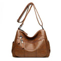 Alt text: Bolsa feminina de couro marrom da marca Loox elegante.