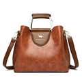 Alt text: Bolsa feminina de couro violet, elegante e sofisticada.