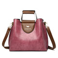 Alt text: Bolsa feminina de couro violeta elegante e sofisticada.
