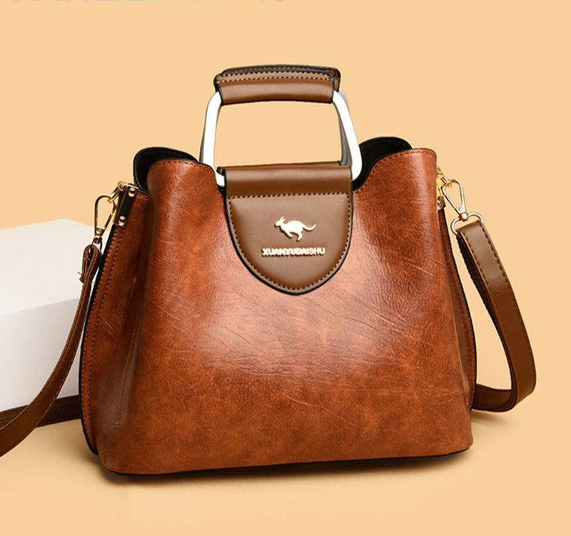 Alt text: Bolsa feminina de couro violet com design elegante e sofisticado.